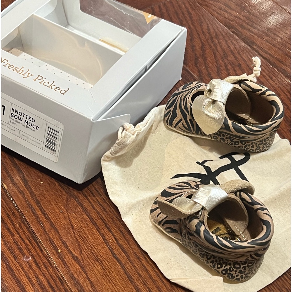 BNWT Freshly Picked black and brown zebra / cheetah Knotted Bow Baby Shoe